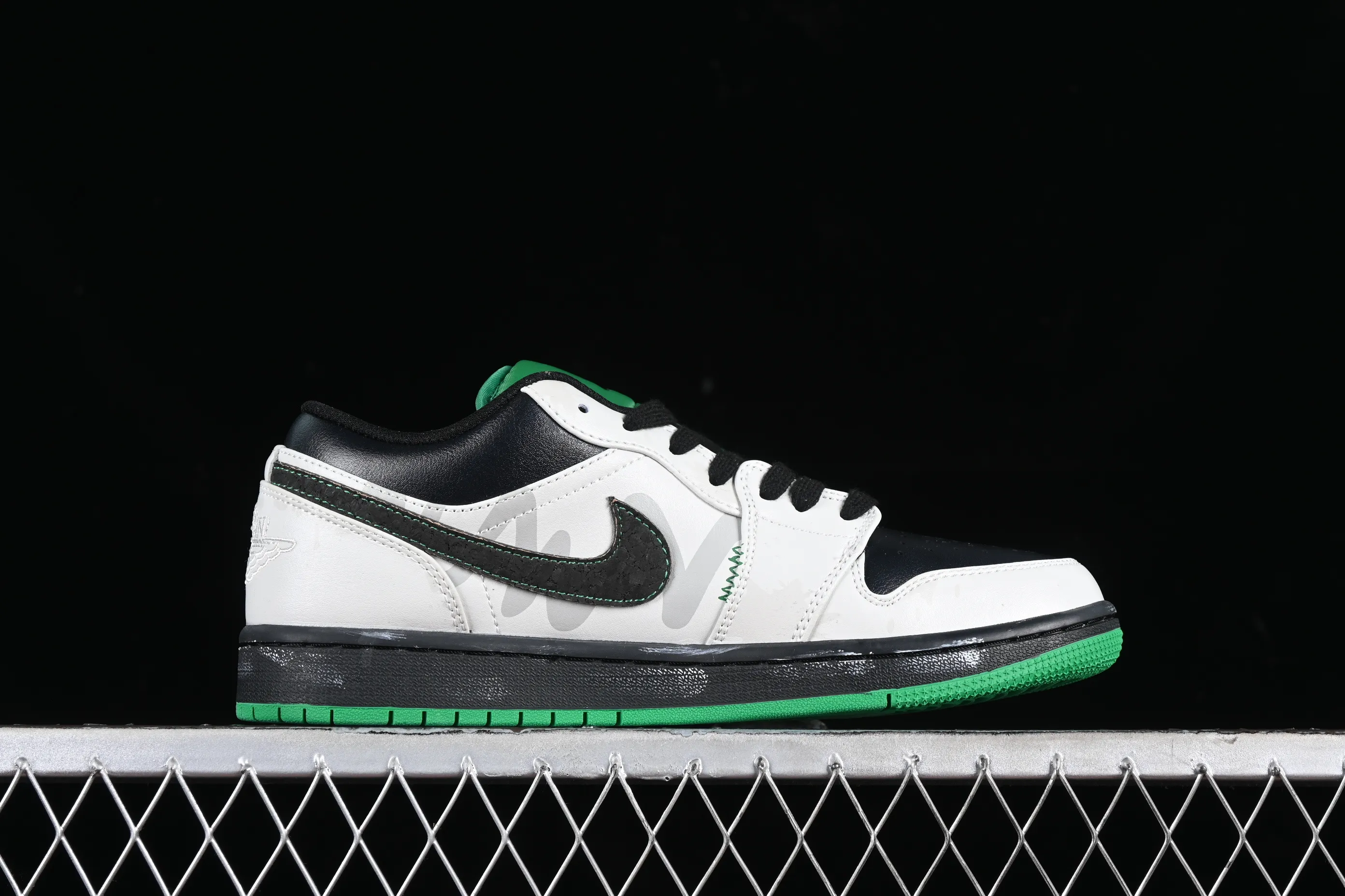 All categories Air Jordan Jordan series basketball shoes Air Jordan 1 Low High-end customization Low-top sneakers Air Jordan 1 Low AJ1 Joe 1 Panda Prank Pioneer Knights Pioneer Low-top retro basketball shoes 553558-065